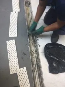 Limpeza de ralo realizada pela Clean Desentupidora